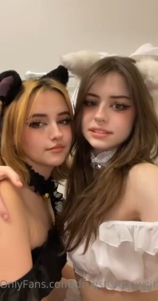 Hannahowo Lesbian Kisses