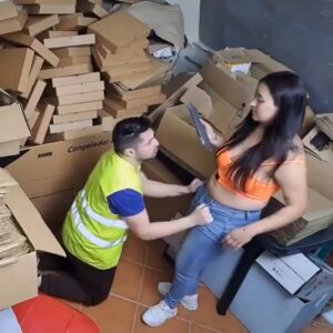 Le Ruega por Sexo a su Compañera de Trabajo
