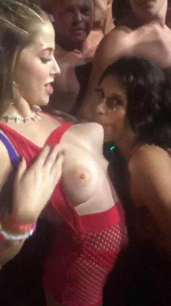 Lesbianas Chupandose las Tetas en Festival