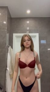 Linda Blanquita Desnudandose