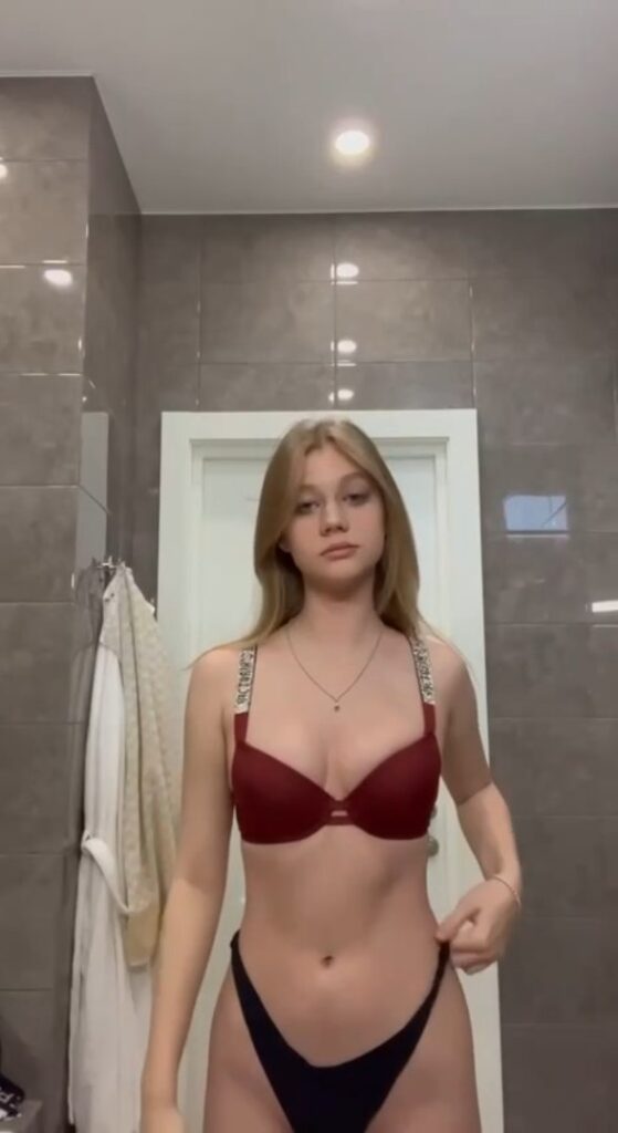 Linda Blanquita Desnudandose