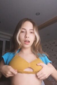 Linda Jovencita Sacandose las Tetas
