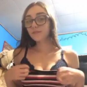 Morrita de Lentes Sacandose las Tetas