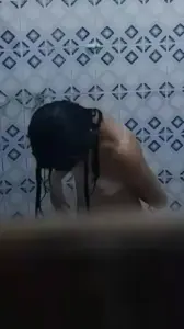 Espiando a su Prima Bañandose