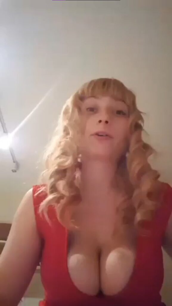 Rubia Española jugando con sus Tetas