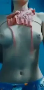 Ivania Merino Quitandose la Camisa