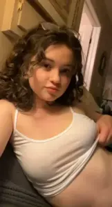 Morrita de Pelo Chino Sacandose las Tetas