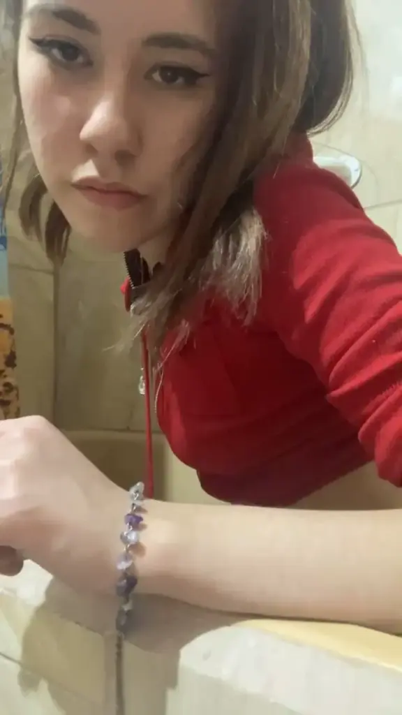 Nalgoncita Metiendose un Dildo en la Bañera