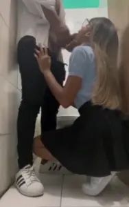 Colegiala Chupando y Cogiendo