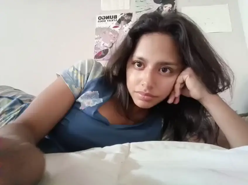 La Colegiala que se Masturba con Peines en el Baño